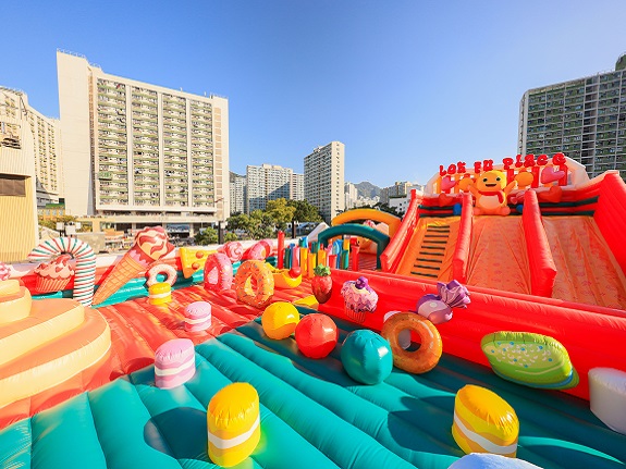 Children love the Nailong Giant Bouncy Playground at Lok Fu Place.