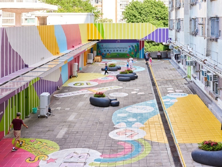 領展在蝴蝶廣場三樓天台外牆和地面加添了色彩，同時增設花圃，方便鄰近安老院的長者觀賞和休憩。