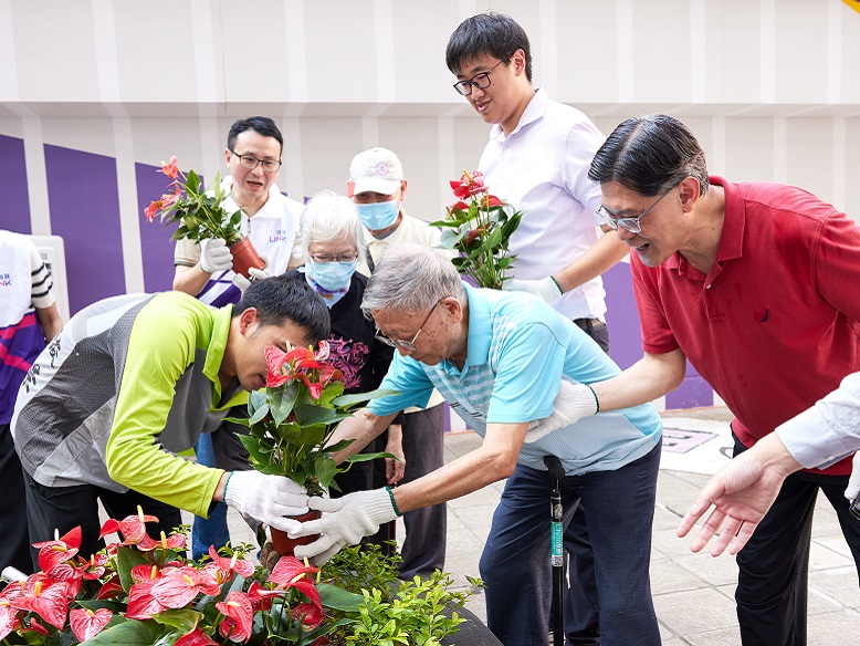東明叔叔（前排左二）欣賞花卉的美態和香氣。