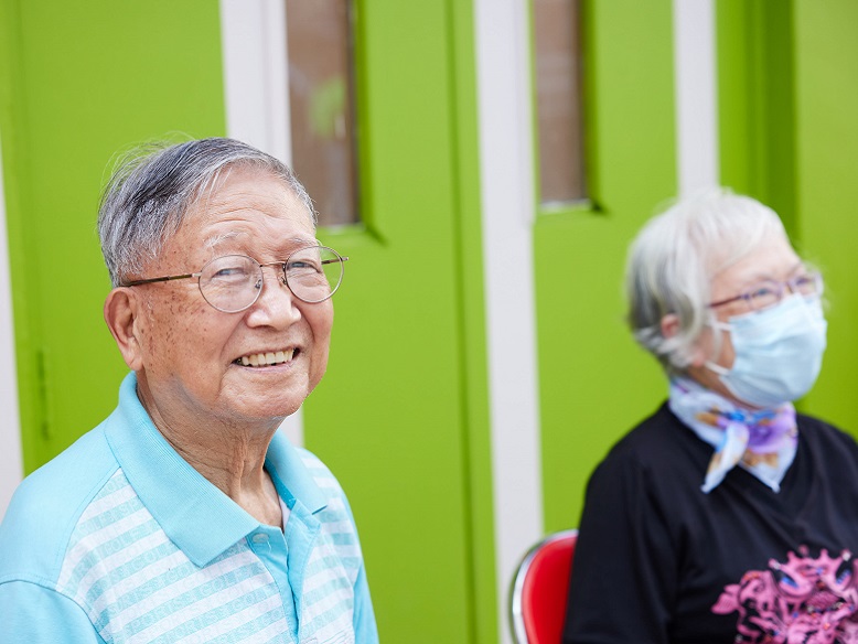 Uncle Tung-ming likes to take regular walks outside the elderly home to stay fit.