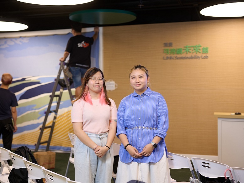 永续布料墙的两位创作者,对作品感到满意及自豪。