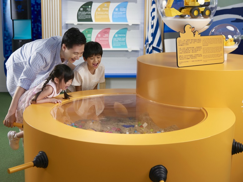 未來館與香港海塑基金會合作，展出在香港周邊海域和海灘收集的廢物。 