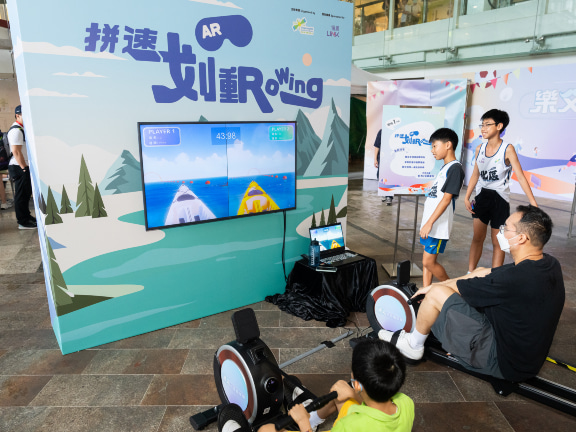 划艇遊戲需父子齊上場，在限時內競速。