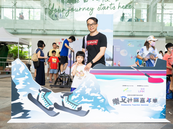 Mr Lee, a Lok Fu resident, and his daughter were drawn in the lively atmosphere and decided to participate in the sports games.