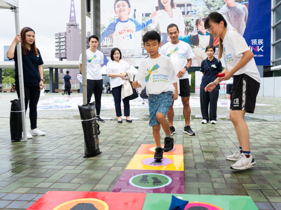 “跳飞机”游戏考验跳跃及平衡能力。
