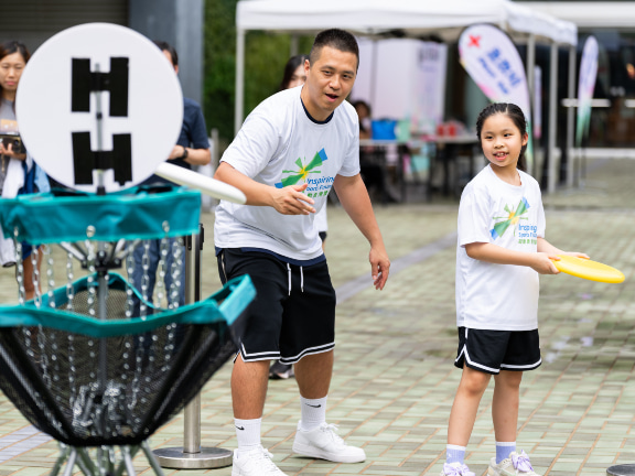 飛碟遊戲需要父親和小朋友一齊參與，在限定時間投碟入籃，以取得分數。