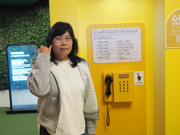 Morticia用手語表示「我是聾人」。