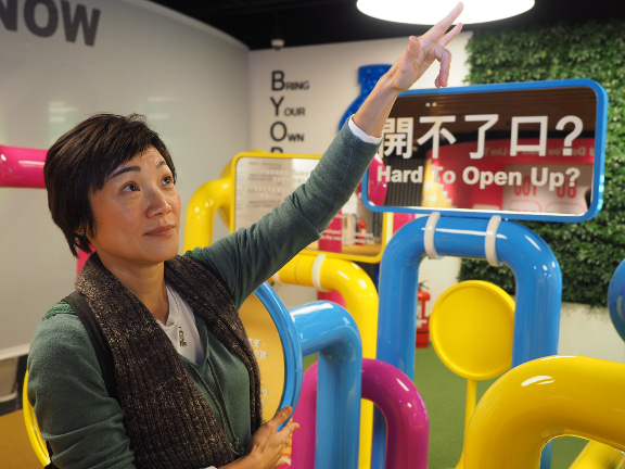 Jay用手語表達「飛機起飛了」。