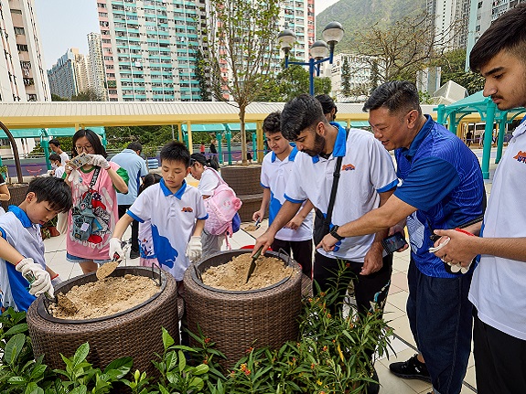 Volunteers and residents plant various types of plants at the Choi Wan Commercial Complex rooftop.