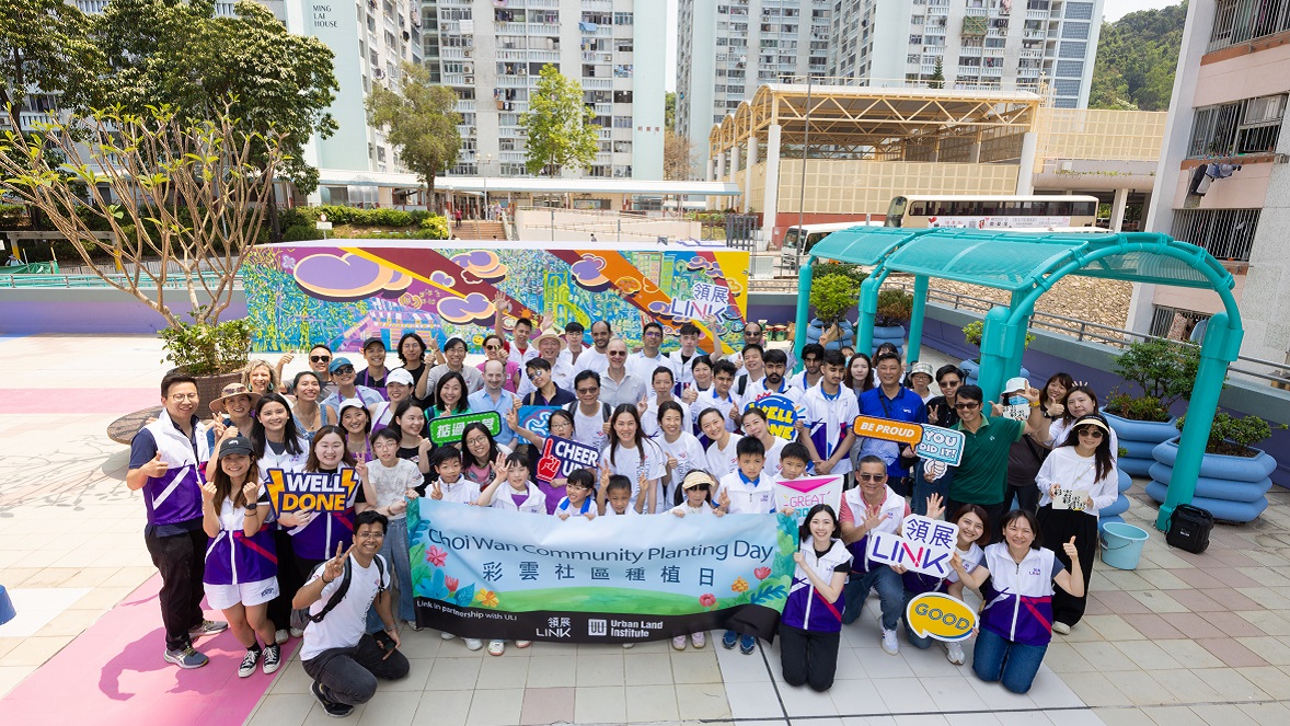 领展早前完成彩云商场天台焕新工程后，与城市土地学会及美国银行合作举办社区种植日，超过40位志愿者与居民齐心协力，在商场天台种植植物，并与两位年轻画家一起，完成一幅以社区生活为主题的壁画。