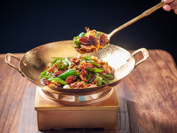 农耕记菜式：鲍鱼辣椒炒肉。