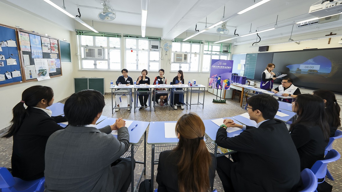 Link University Scholarship Interview Day 2024 was successfully held on 2 November. Around 70 judges from various sectors, including government, public bodies, businesses, social welfare organisations, social enterprises and media, formed small groups to engage with scholarship applicants. Through icebreaker activities and group discussions on social issues, 220 local university students will be selected as this year’s scholarship recipients. Channel 823 interviewed Brian Cheng, CEO of Generation Hong Kong, and Nick Li, a four-time scholarship recipient, to share their perspectives on what the scholarship means to them.