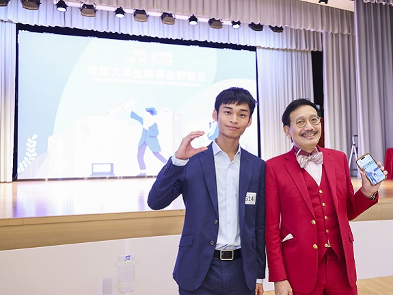 A Link University Scholarship candidate, who is also a student at HKU Medical School, seizes the opportunity to have a photo taken with Professor Lai.