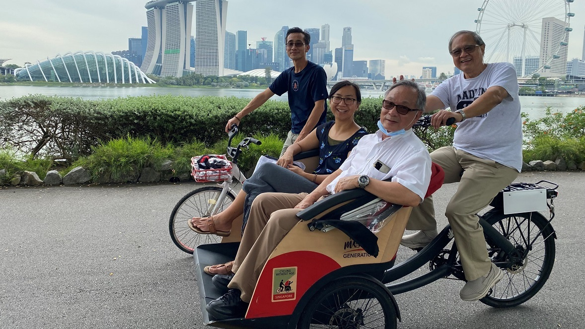 长者乘坐三轮车游览新加坡滨海湾一带。
