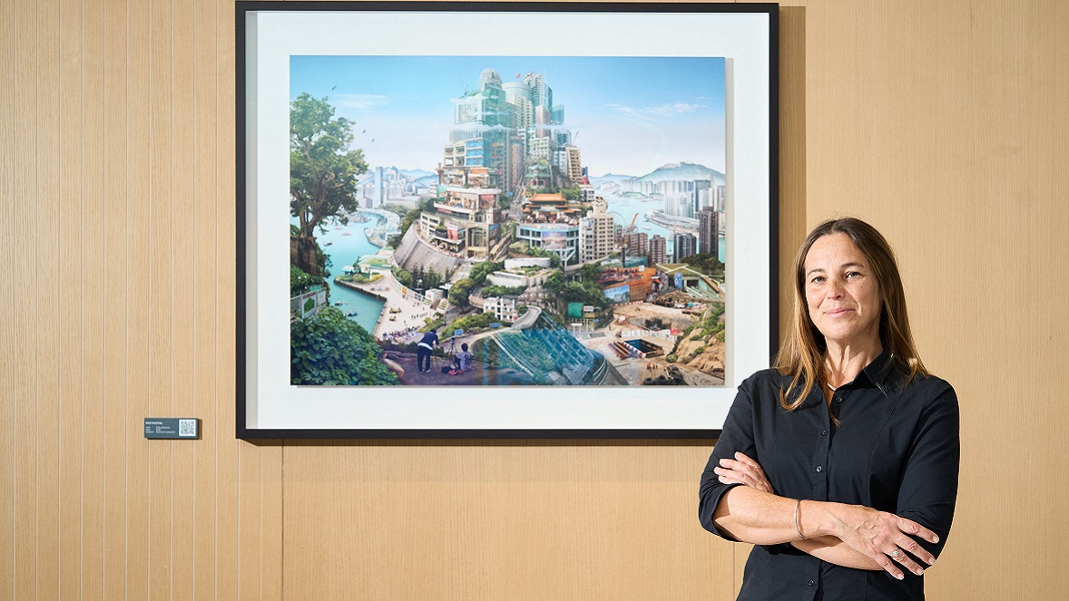英國攝影藝術家Emily Allchurch遊走香港大街小巷及多個領展商場，創作一幅全新作品，誌記領展房託上市20周年。作品將於7月9日起在位於樂富廣場的領展可持續未來館展出。