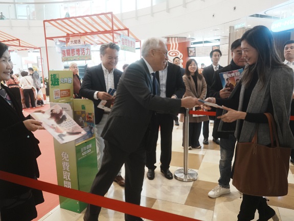 消委会主席陈锦荣亲手派发《选择》月刊。