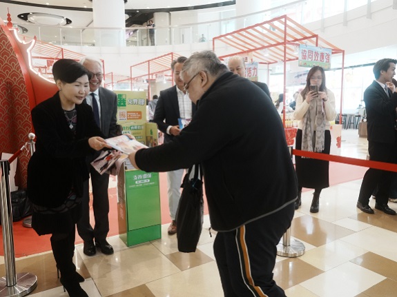 A resident receives CHOICE Magazine from Consumer Council Chief Executive Gilly Wong.