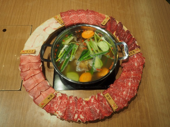 牛皇莫招牌“青红萝卜牛蹄锅及特式骟牯牛拼盘”。