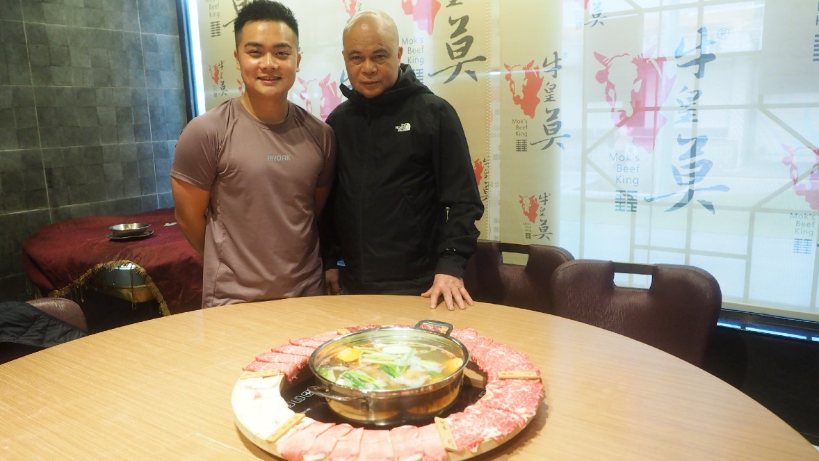 位於領展蝴蝶廣場熟食亭的「牛皇莫」，以秦川騸牯牛肉火鍋聞名，多年來深受街坊歡迎。美食背後，原來還蘊含一段兒子放棄在澳洲攻讀碩士，回港承擔家業的故事。