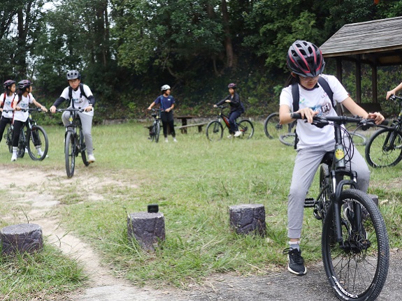 越野單車跨過高山，需要一定的體力。
