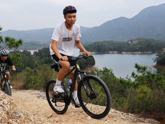 Joli Lau (centre) participates in mountain biking, trail running and Canoeing.