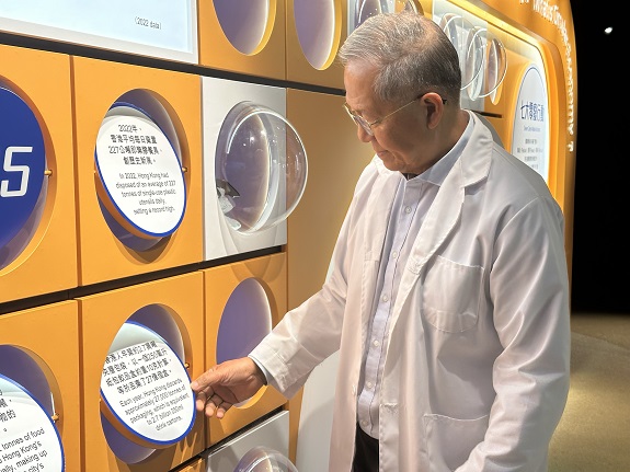 Leung Wing-mo explores energy conservation and emissions reduction initiatives showcased at Link Sustainability Lab.