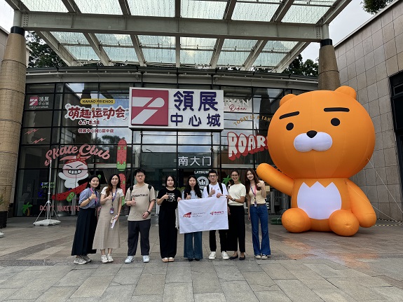 參與香港城市大學和領展企業合作項目的學生，前往深圳領展中心城了解商場運營。