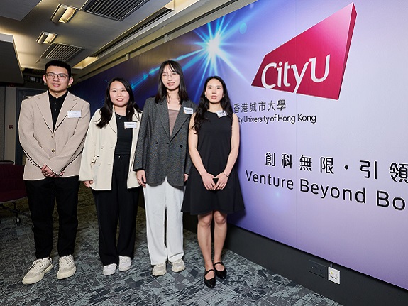 香港城市大學和領展企業合作計劃的四名學生代表，出席匯報會，展示項目成果。