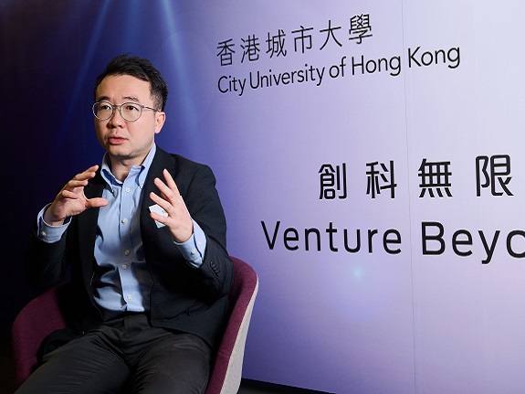 Tom Ng, Director of Global EMBA and Master’s Programmes, College of Business, introduces the Corporate Partnership Project.