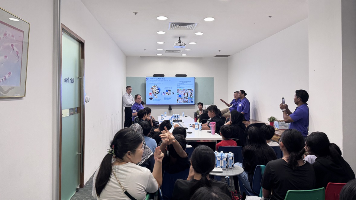 新加坡慈善機構Sunbeam Place @ Children's Society支持的逾20名青少年，於6月獲邀參觀領展裕廊坊。來自商場各部門的員工向他們簡介各自職責，以及零售商業的日常運營。