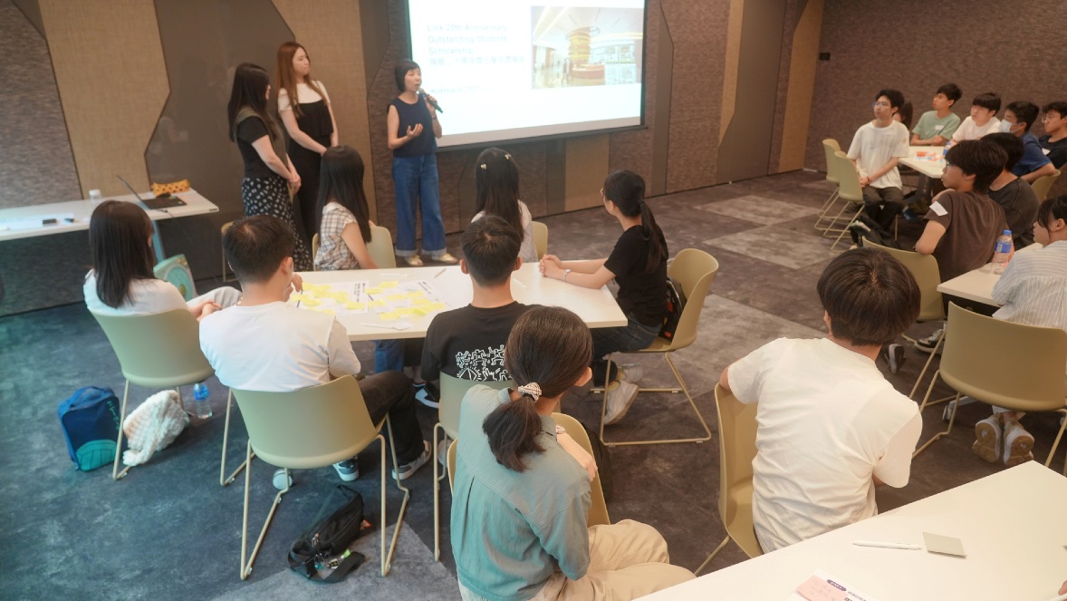 As part of its 20th Anniversary Outstanding Student Scholarship programme, Link organised two enriching workshops – “The Art of Connection” and “Design Thinking” – to help scholarship recipients reflect upon the needs of the elderly and prepare presentations on the theme of “Active Ageing Community”.