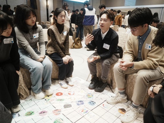 同學在評審的帶動下積極討論。