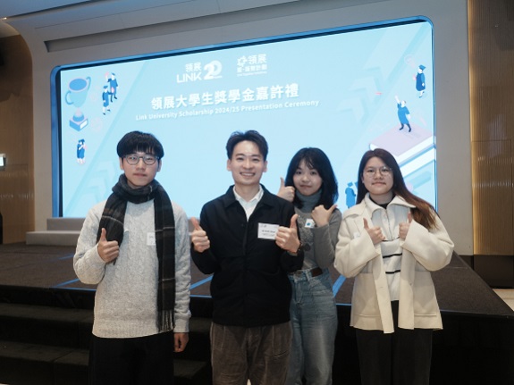 評審周文傑（左二）與三位組員高興合照。