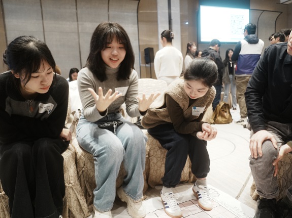 陳倩柔（左二）認為人與人之間，心靈交流特別重要 。