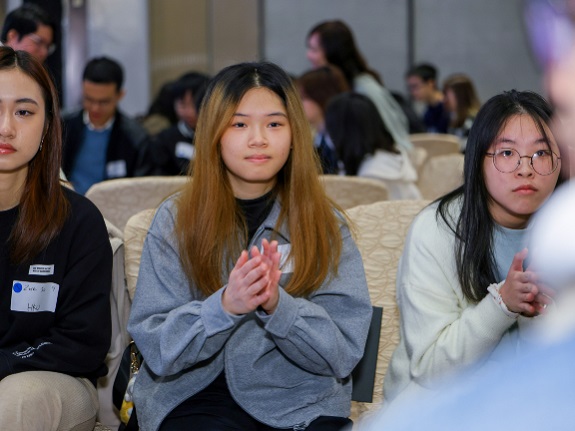 周嘉琪（左二）觉得跟人相处时，需要从他人角度去思考。