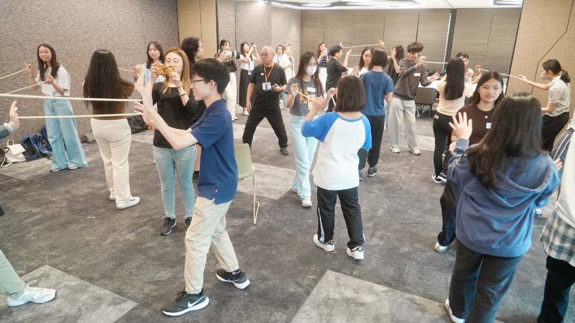 The 100 exceptional secondary school students honoured by the Link 20th Anniversary Outstanding Students Scholarship took part in ‘The Art of Connection’ Workshop, where they honed vital communication skills – including Observe (O), Ask (A) and Tell (T) – through immersive drama training and interactive games. The workshop was led by elderly instructors from the Deep-rooted Multi Performing Arts Programme for Golden Agers, a community initiative supported by Link Together Initiatives. More than just skills training, the workshop helped these bright young scholars broaden their network and grow in confidence. 