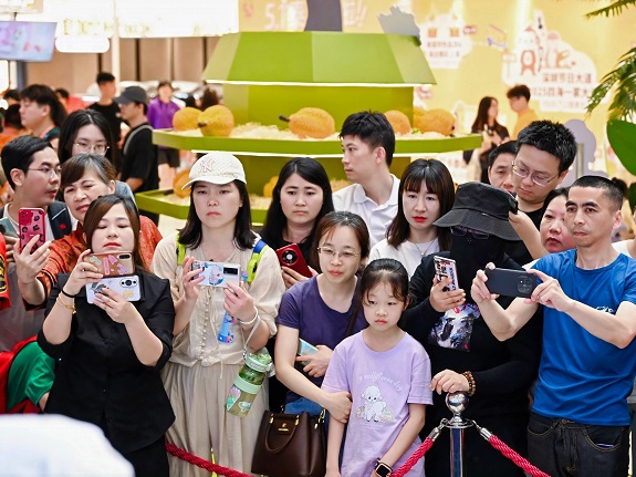 在場欣賞爵士樂表演的觀眾紛紛舉起手機，拍下音樂表演的精彩一刻。