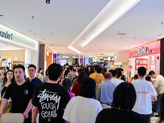 Link CentralWalk thrums with life on the day of the concert, as culture and commerce combine to create a rich, festive atmosphere while driving foot traffic to retailers.