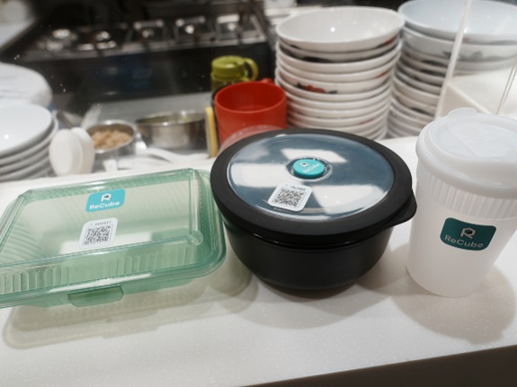 ReCube提供的重用餐碗、方形盒和飲杯。