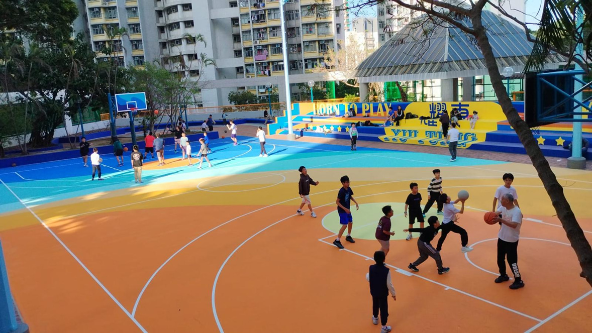Link has revitalised the Yiu Tung Estate basketball court in Shau Kei Wan into a free outdoor sports venue and community gathering space under the design theme “Rising Sun, Illuminating the East”.