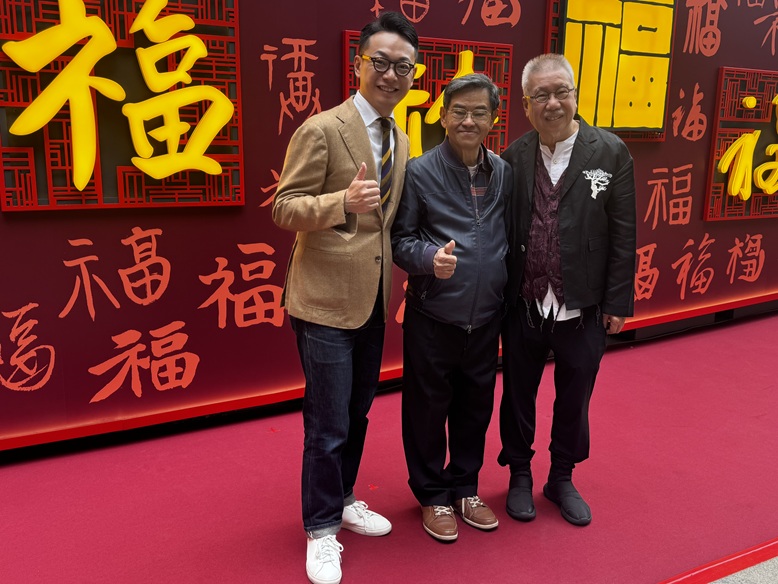 Kan Tai-keung (right), Cheng Kok-kong and the Fortune Wall’s curator, Heiman Ng (left), attending the opening ceremony.
