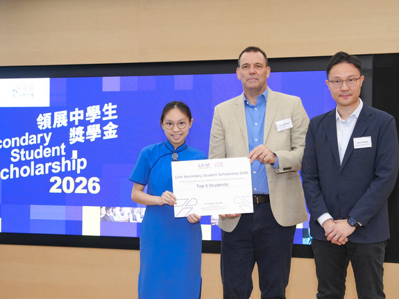 Lee Lit-hong, Assistant Vice Principal of St. Paul’s Co-educational College (right), and student Au Pui-sze (left) with Christopher Brooke, Chair Alternate and Independent Non-Executive Director of Link.