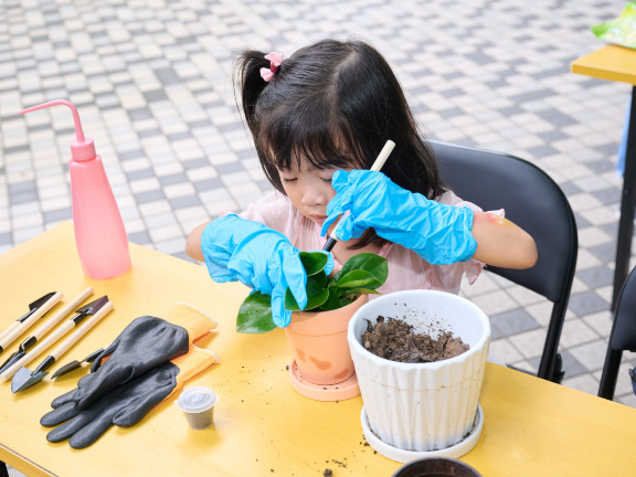 卓柔小妹妹第一次參加廢物再造工作坊，覺得頗有趣。