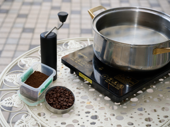 咖啡渣含有豐富礦物質，能夠供給泥土所需養份，使植物更易於生長。