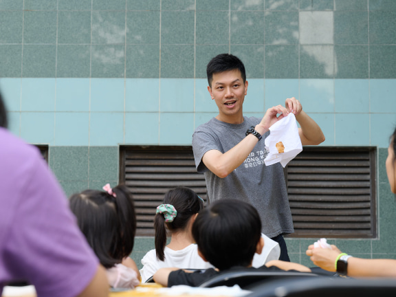 Kelvin explains the concept of green living to parents and children. 