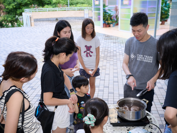 一众学员耐心地看小白布被染成咖啡色，感觉奇妙。 