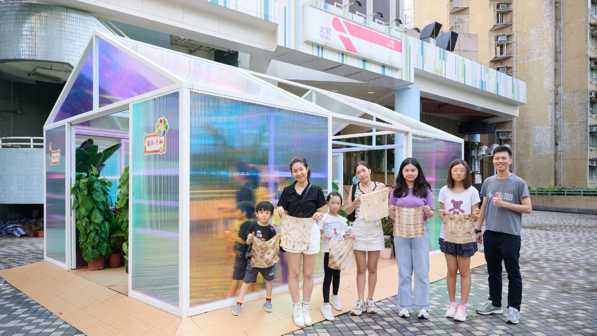 To create more green space at Tai Wo Plaza, Link set up the “Dazzling Glass House” at the outdoor area of the shopping centre’s East Wing. Link also launched “Green Weekend Workshops” – featuring creative uses for used coffee grounds – to help promote recycling among the community. 