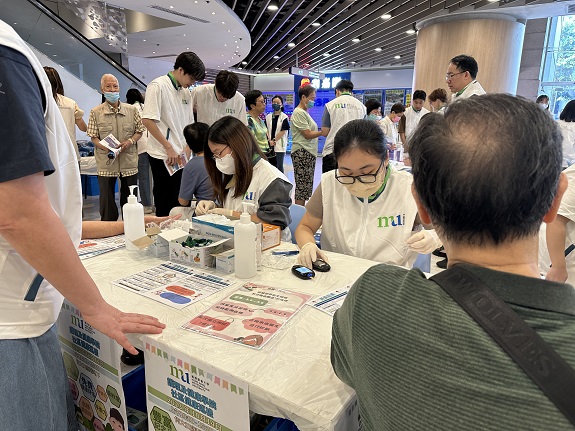 社區健康巡禮免費為市民量度血壓、血糖、身體質量指數、膽固醇指數。