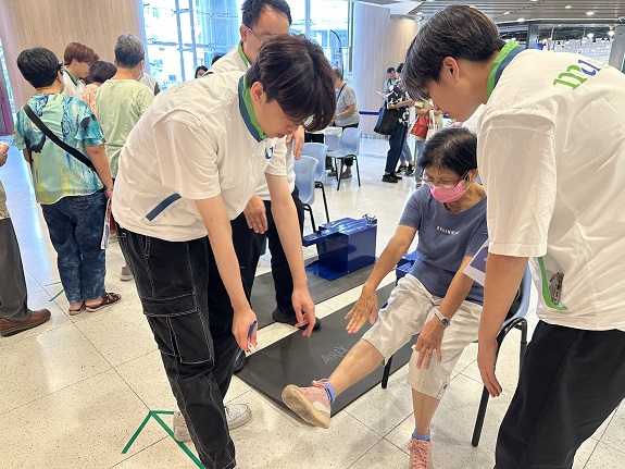 社區健康巡禮為市民提供肌肉力量及平衡測試。