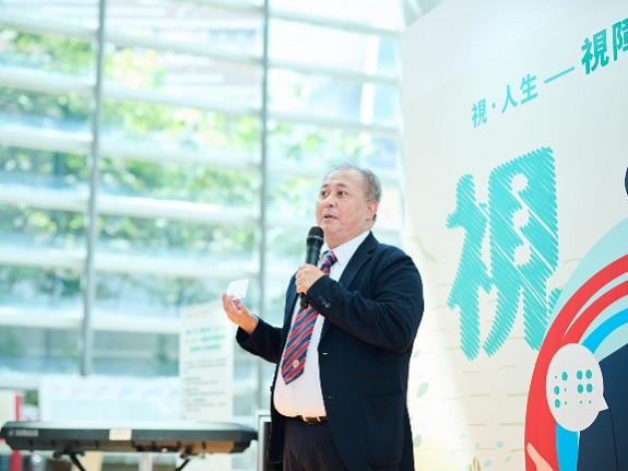 主礼嘉宾严志成博士希望政府增加视障学校学额。